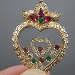 18k玫瑰金鑲天然鉆紅綠寶石心形吊墜 圖片鑒賞與價格指南